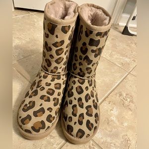 UGG CLASSIC SHORT BOOTIE Genuine Sheepskin Lined Leopard Print Boot
